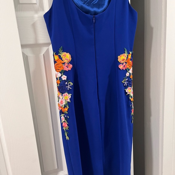 Fabulous cobalt blue bodycon dress with appliqué floral embroidery - Picture 2 of 5